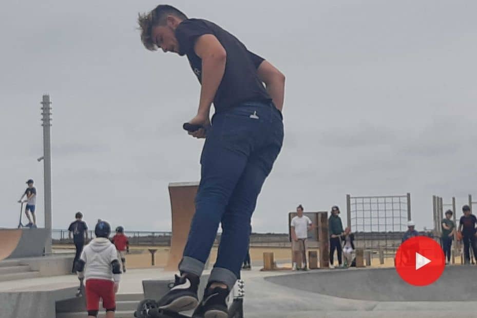 Un rider sur trottinette glissant sur le nouveau skatepark de Calais-plage