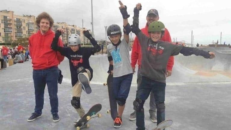 Sylvain, Grégory, et des jeunes du Calais skate club